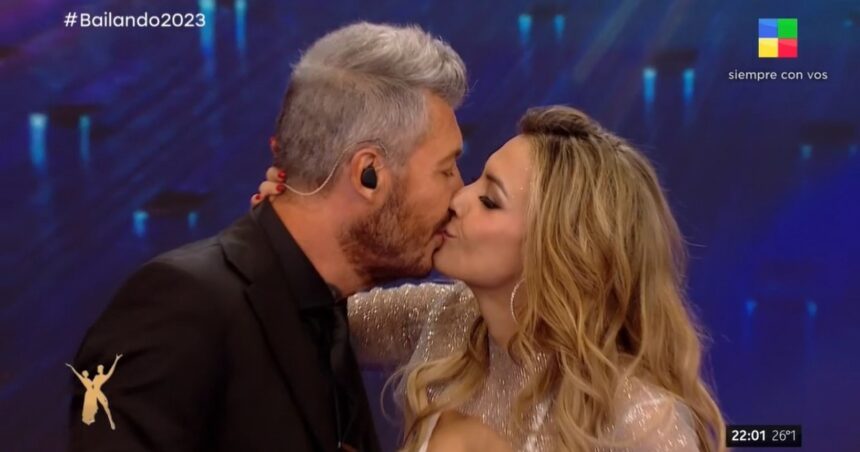 El apasionado beso de Marcelo Tinelli y Milett Figueroa tras los rumores de crisis El apasionado beso de Marcelo Tinelli y Milett Figueroa tras los rumores de crisis