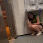 Tenía una curiosidad, se escondió en un baño público, pero nada salió como esperaba