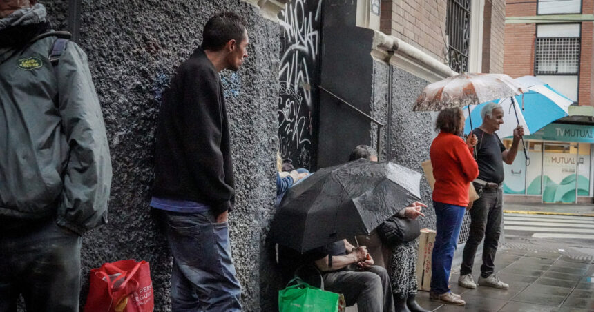 Nuevos pobres: tienen trabajo, jubilación o hacen changas, pero no les alcanza para comer Nuevos pobres: tienen trabajo, jubilación o hacen changas, pero no les alcanza para comer