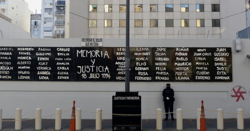 Alerta en la AMIA por una amenaza de bomba: confirman que era falsa Alerta en la AMIA por una amenaza de bomba: confirman que era falsa