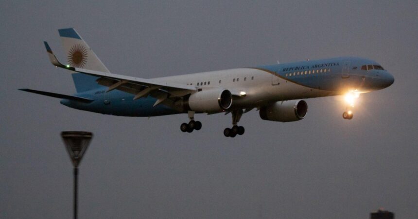El Gobierno le deja a Milei una licitación de más de US$ 2 millones del avión presidencial El Gobierno le deja a Milei una licitación de más de US$ 2 millones del avión presidencial