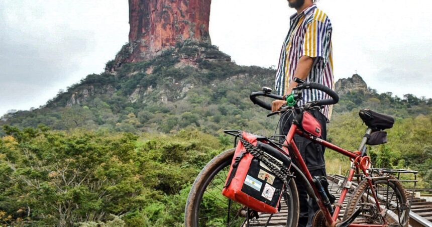 Va desde Quilmes hasta Alaska en bicicleta y le robaron la cámara con la que se pagaba el viaje Va desde Quilmes hasta Alaska en bicicleta y le robaron la cámara con la que se pagaba el viaje