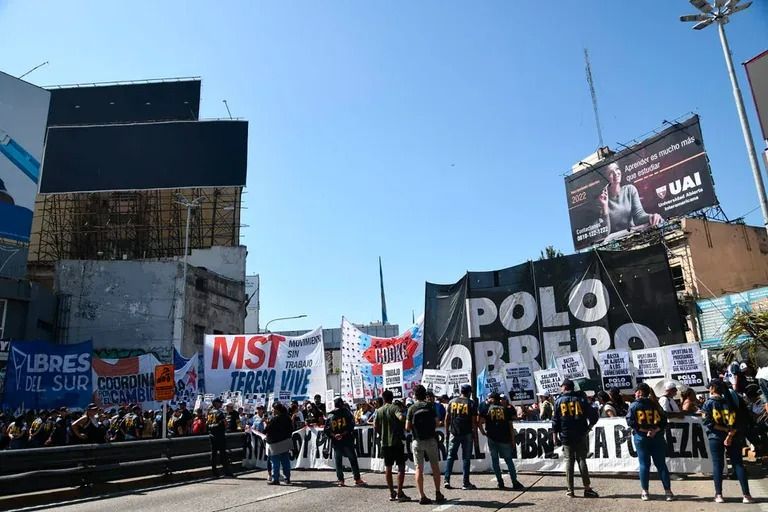 El Gobierno nacional repartió 50 mil millones de pesos a organizaciones sociales El Gobierno nacional repartió 50 mil millones de pesos a organizaciones sociales