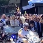 El momento en el que le tiran una botella a Javier Milei que pasó a centímetros de su cabeza