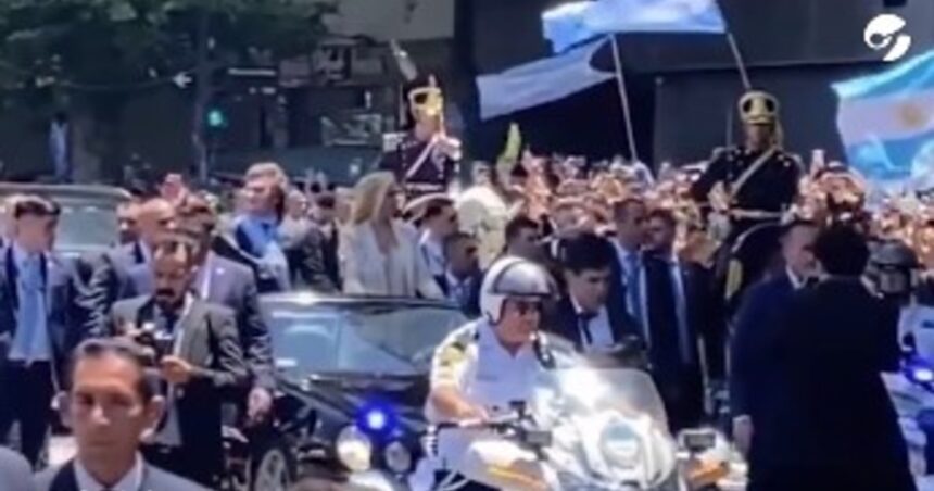 El momento en el que le tiran una botella a Javier Milei que pasó a centímetros de su cabeza El momento en el que le tiran una botella a Javier Milei que pasó a centímetros de su cabeza
