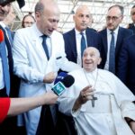 El cirujano que operó dos veces al papa Francisco es investigado por falsificación