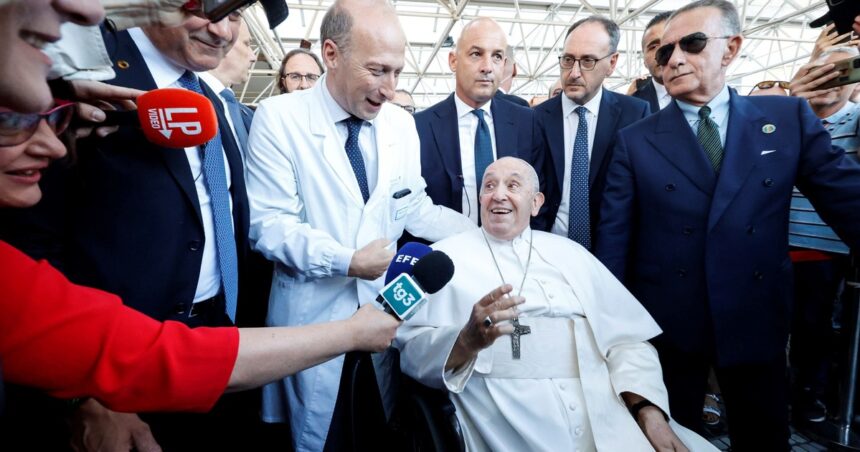 El cirujano que operó dos veces al papa Francisco es investigado por falsificación El cirujano que operó dos veces al papa Francisco es investigado por falsificación