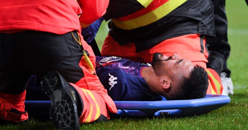 El dolor de Nicolás González: salió en camilla en el empate de Fiorentina en Hungría