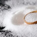 Qué significa derramar sal y cómo evitar la mala suerte