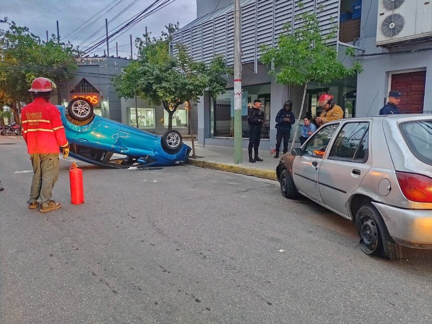 Choque y vuelco de un automóvil en el centro de la ciudad