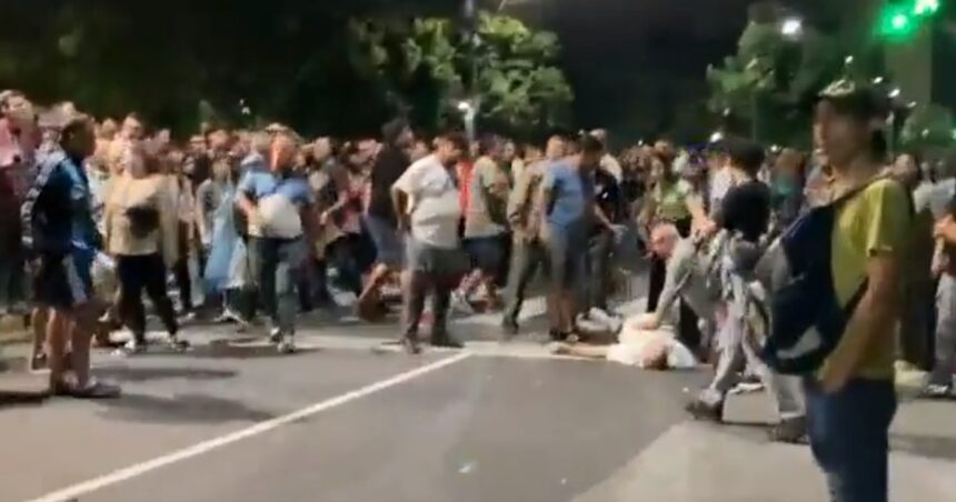Murió un jubilado en La Plata durante una protesta contra el mega DNU del Gobierno Murió un jubilado en La Plata durante una protesta contra el mega DNU del Gobierno