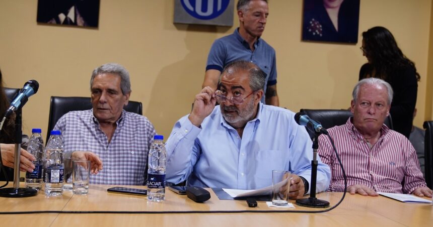 Tras el mega DNU de Milei, un referente de la CGT advirtió que hay “clima para un paro” general Tras el mega DNU de Milei, un referente de la CGT advirtió que hay “clima para un paro” general