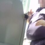Video: un policía puso una cámara en un baño químico para espiar a mujeres
