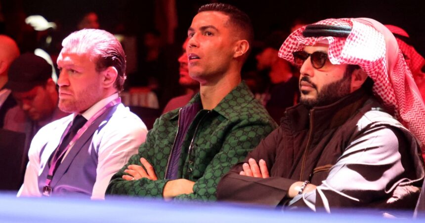 El incómodo momento de Cristiano Ronaldo, cara a cara con Connor McGregor viendo boxeo en Arabia