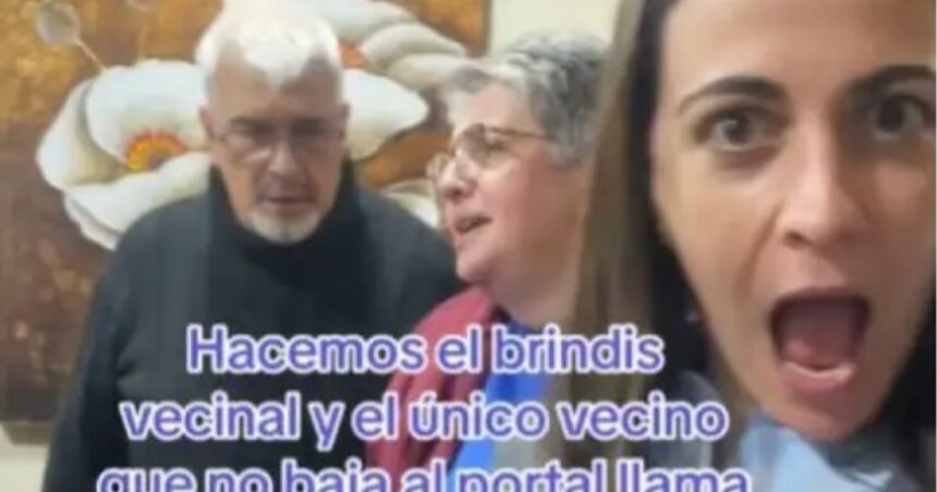 El brindis navideño en el edificio acabó con la visita de la policía: “Ya sabemos quién la llamó” El brindis navideño en el edificio acabó con la visita de la policía: “Ya sabemos quién la llamó”