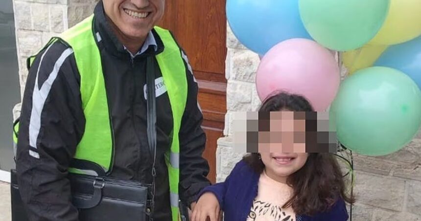 Un juez se disfrazó de cartero para confirmarle a una nena que había sido adoptada Un juez se disfrazó de cartero para confirmarle a una nena que había sido adoptada