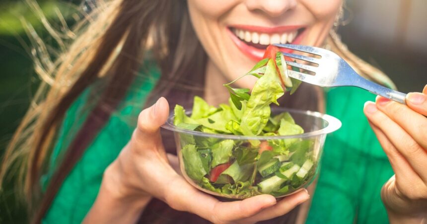 El tip para limpiar la lechuga antes de consumir y eliminar las bacterias El tip para limpiar la lechuga antes de consumir y eliminar las bacterias