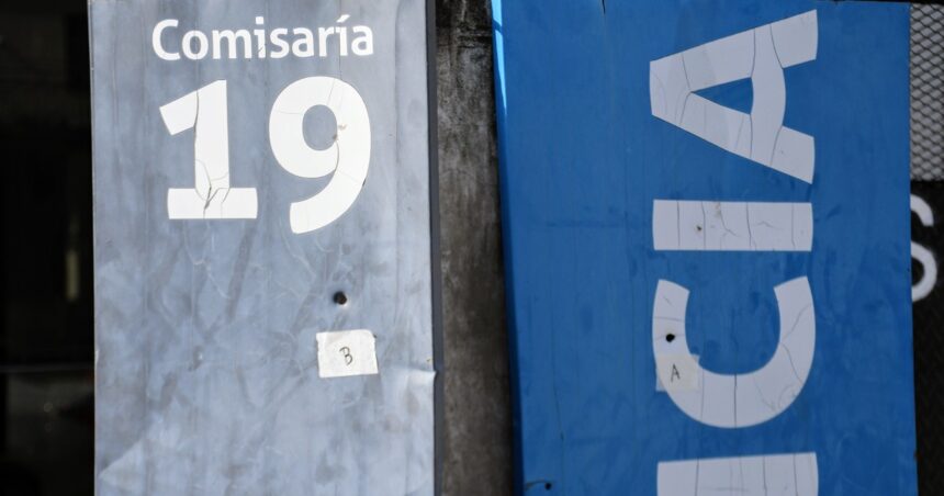 Siete tiros contra una comisaría de Rosario y un mensaje para un preso: “Plantate, gil” Siete tiros contra una comisaría de Rosario y un mensaje para un preso: “Plantate, gil”