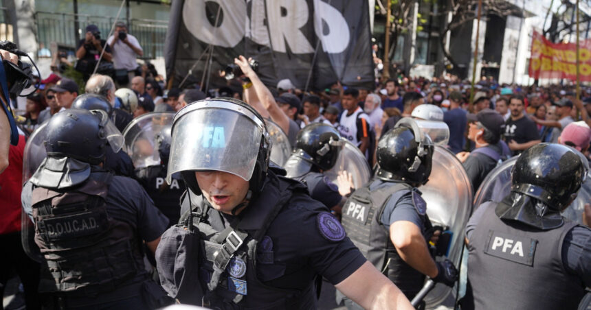 La ley ómnibus de Milei agrava penas e incluye la prisión efectiva de los piqueteros