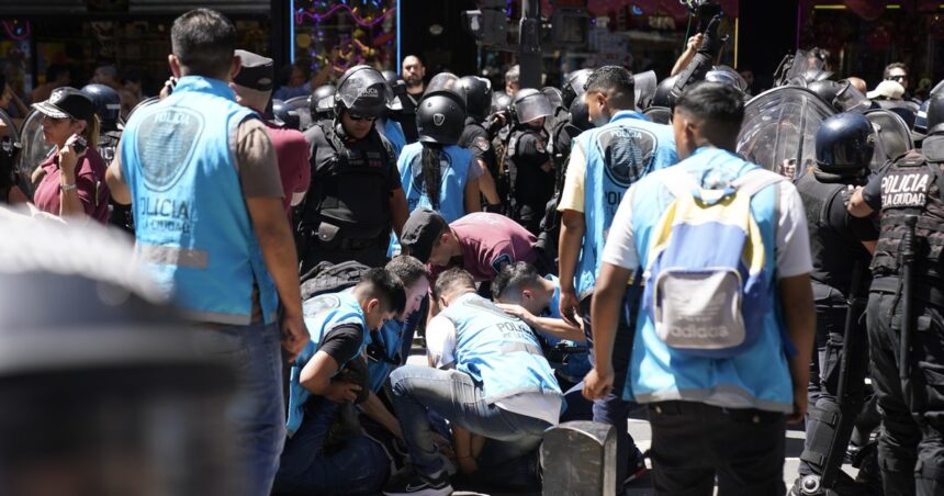 Marcha de la CGT a Tribunales contra el DNU de Milei: empujones, tensión y cuatro detenidos Marcha de la CGT a Tribunales contra el DNU de Milei: empujones, tensión y cuatro detenidos