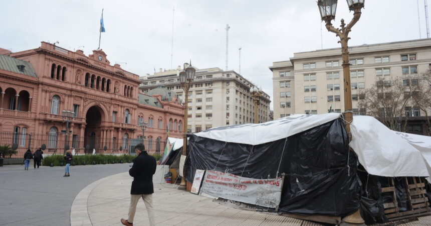 Levantan el acampe Qom en Plaza de Mayo luego de 3 años