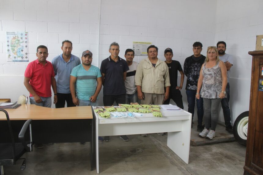Dirección de Medio Ambiente, ENTREGA DE INDUMENTARIA A PERSONAL DEL SERVICIO DE RECOLECCIÓN DE RESIDUOS Dirección de Medio Ambiente, ENTREGA DE INDUMENTARIA A PERSONAL DEL SERVICIO DE RECOLECCIÓN DE RESIDUOS