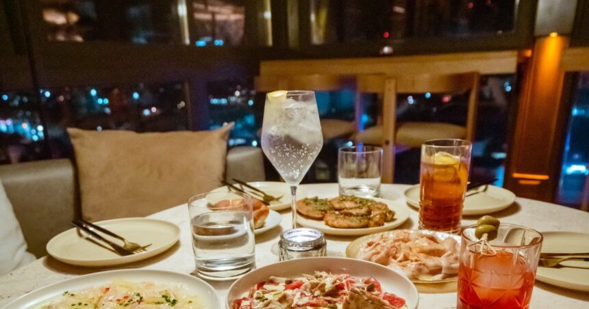 El nuevo rooftop de los mejores cocineros de Mar del Plata: el restaurante en altura de moda El nuevo rooftop de los mejores cocineros de Mar del Plata: el restaurante en altura de moda