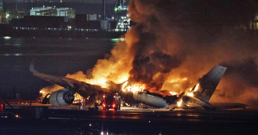 Un avión chocó contra una aeronave militar en el aeropuerto de Tokio y provocó un feroz incendio Un avión chocó contra una aeronave militar en el aeropuerto de Tokio y provocó un feroz incendio