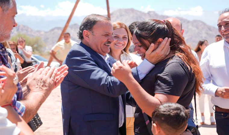 Quintela entregó viviendas en Villa Castelli: “Necesitamos este Estado presente y promotor” Quintela entregó viviendas en Villa Castelli: “Necesitamos este Estado presente y promotor”