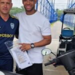 Frank Fabra y su noble gesto con un utilero de Boca: cumplió una promesa y le regaló una moto