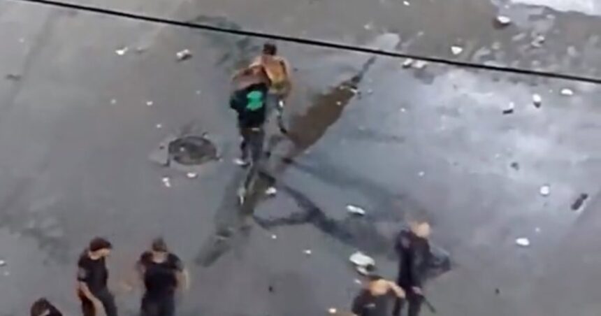 Brutal trompada de un empleado de seguridad a un fanático de La Renga: “Lo dejó matado” Brutal trompada de un empleado de seguridad a un fanático de La Renga: “Lo dejó matado”