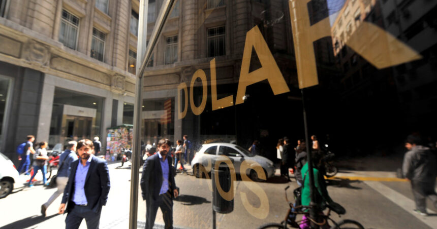 Dólar hoy: a cuánto cotizan el oficial y sus diferentes tipos de cambio este lunes 08 de enero Dólar hoy: a cuánto cotizan el oficial y sus diferentes tipos de cambio este lunes 08 de enero