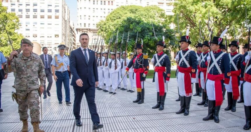 El Gobierno intenta minimizar la purga de 22 generales contratando a 6 en Defensa El Gobierno intenta minimizar la purga de 22 generales contratando a 6 en Defensa