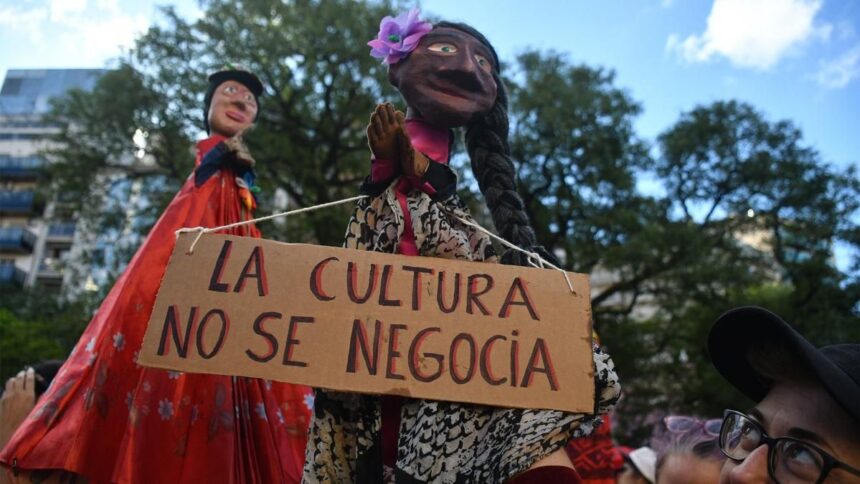 Artistas riojanos realizaron un “Cacerolazo Nacional Cultural en defensa de las artes” Artistas riojanos realizaron un “Cacerolazo Nacional Cultural en defensa de las artes”