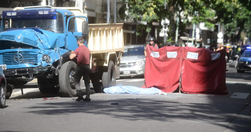 Chocaron un camión y un colectivo en Balvanera: hay dos muertos y cinco heridos Chocaron un camión y un colectivo en Balvanera: hay dos muertos y cinco heridos