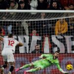 El penal “no look” de Lucas Ocampos no alcanzó para un Sevilla que puede caer en zona de descenso