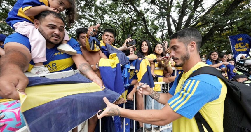 Boca llegó a Salta ante una multitud que le dará color al debut de Diego Martínez