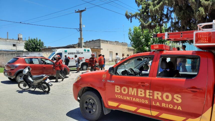 Motociclista colisionó con un auto y resultó con heridas leves