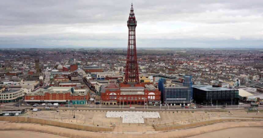 La Torre de Eiffel que se quiso levantar en Londres y terminó en una playa La Torre de Eiffel que se quiso levantar en Londres y terminó en una playa