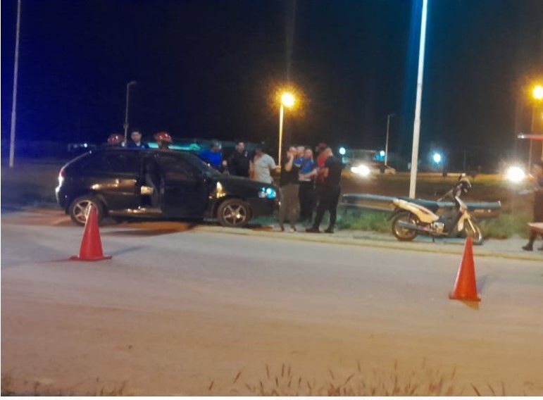 Conductor de automóvil perdió el control y chocó contra el guardarraíl Conductor de automóvil perdió el control y chocó contra el guardarraíl