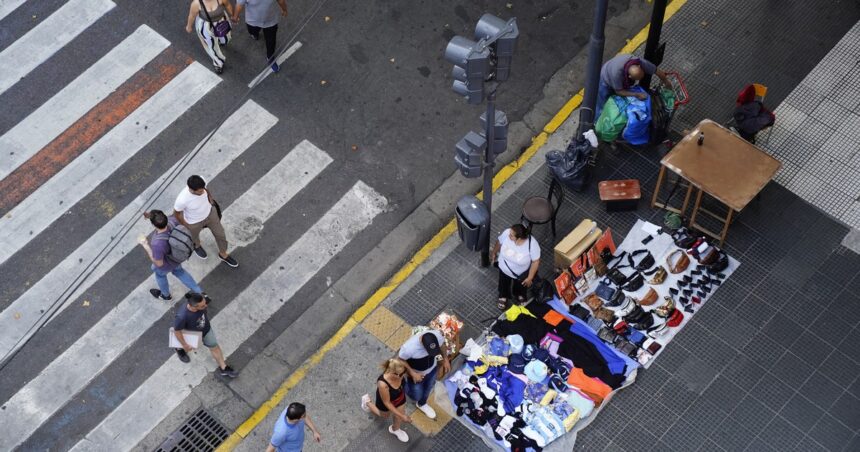 Salto en la canasta básica: la de pobreza aumentó 27% y la de indigencia 30,1% en diciembre Salto en la canasta básica: la de pobreza aumentó 27% y la de indigencia 30,1% en diciembre