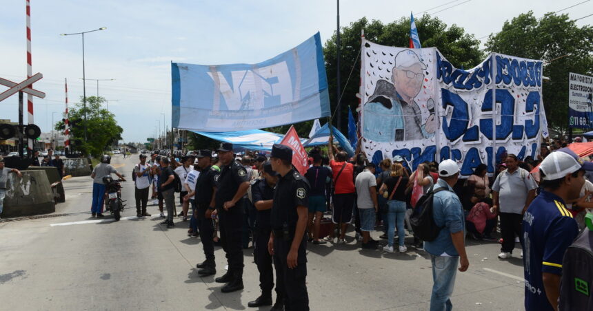 Luis D’Elía corta la Ruta 3 de La Matanza contra el DNU y la ley ónmibus Luis D’Elía corta la Ruta 3 de La Matanza contra el DNU y la ley ónmibus