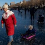 China le dice a las mujeres que tengan hijos, pero su población vuelve a disminuir