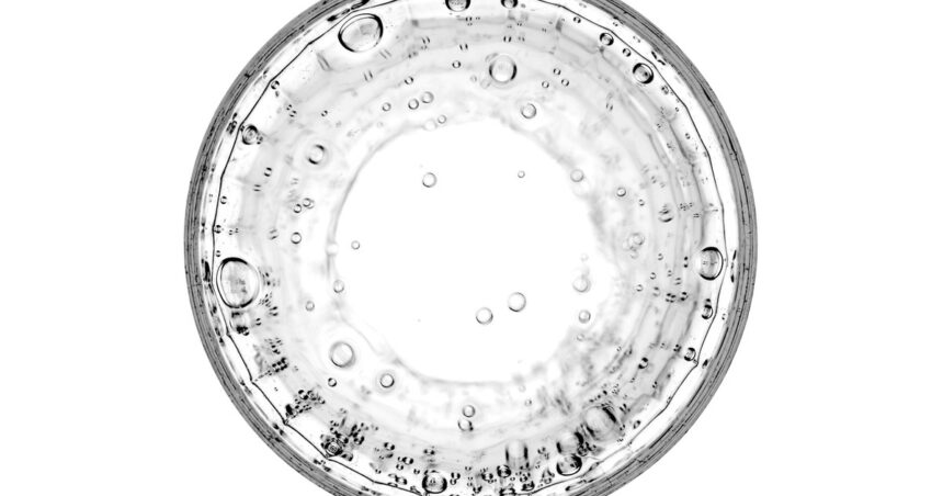 ¿Energías negativas? Por qué un vaso de agua se llena de burbujas ¿Energías negativas? Por qué un vaso de agua se llena de burbujas