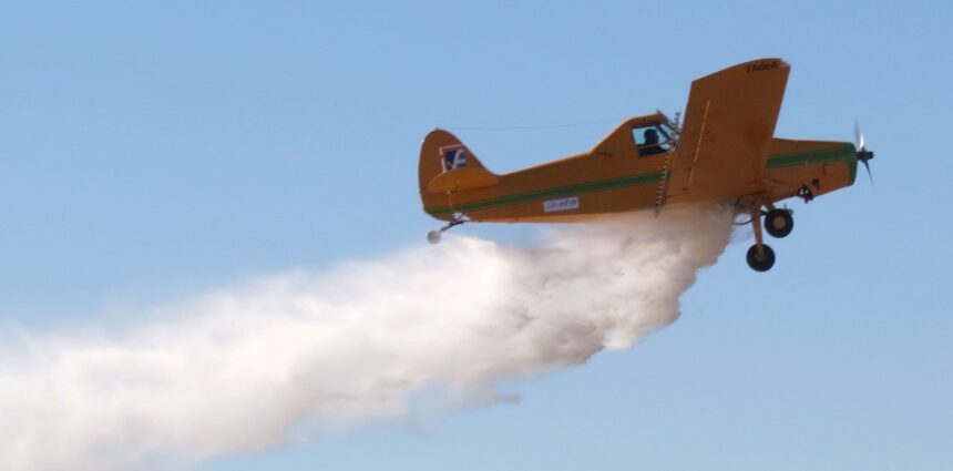 Los aeroaplicadores agrícolas prestan sus aviones para fumigar contra el dengue en Formosa