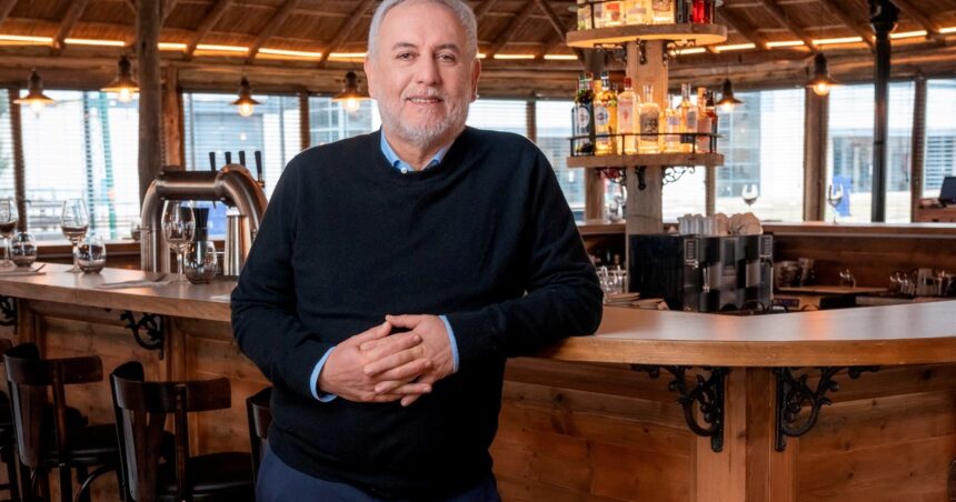 Fue mozo en la Rural y su empresa gastronómica atiende hoy a 10.000 personas a la vez Fue mozo en la Rural y su empresa gastronómica atiende hoy a 10.000 personas a la vez