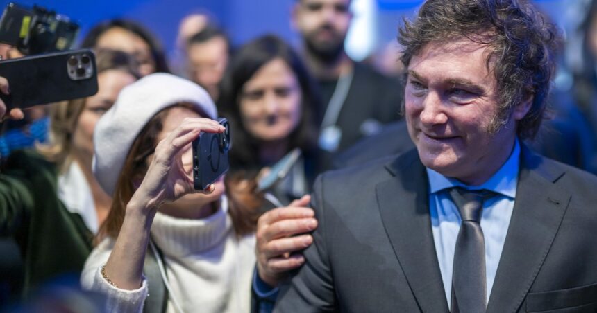 Paso en falso del influencer Milei y
un paro para la historia de la hipocresía Paso en falso del influencer Milei y
un paro para la historia de la hipocresía