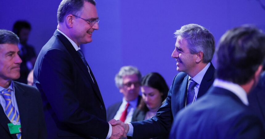 ¿Qué dijo el primer ministro griego a Luis Caputo en un exclusivo almuerzo en Davos?