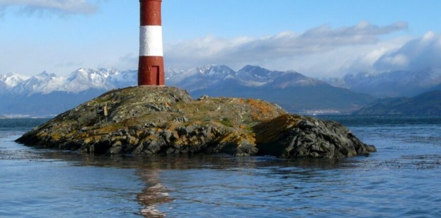 Les Eclaireurs, el “falso” faro del Fin del Mundo entre las olas del Canal Beagle Les Eclaireurs, el “falso” faro del Fin del Mundo entre las olas del Canal Beagle