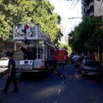 Se incendió un departamento de un edificio en Almagro: hubo vecinos evacuados y dos heridos